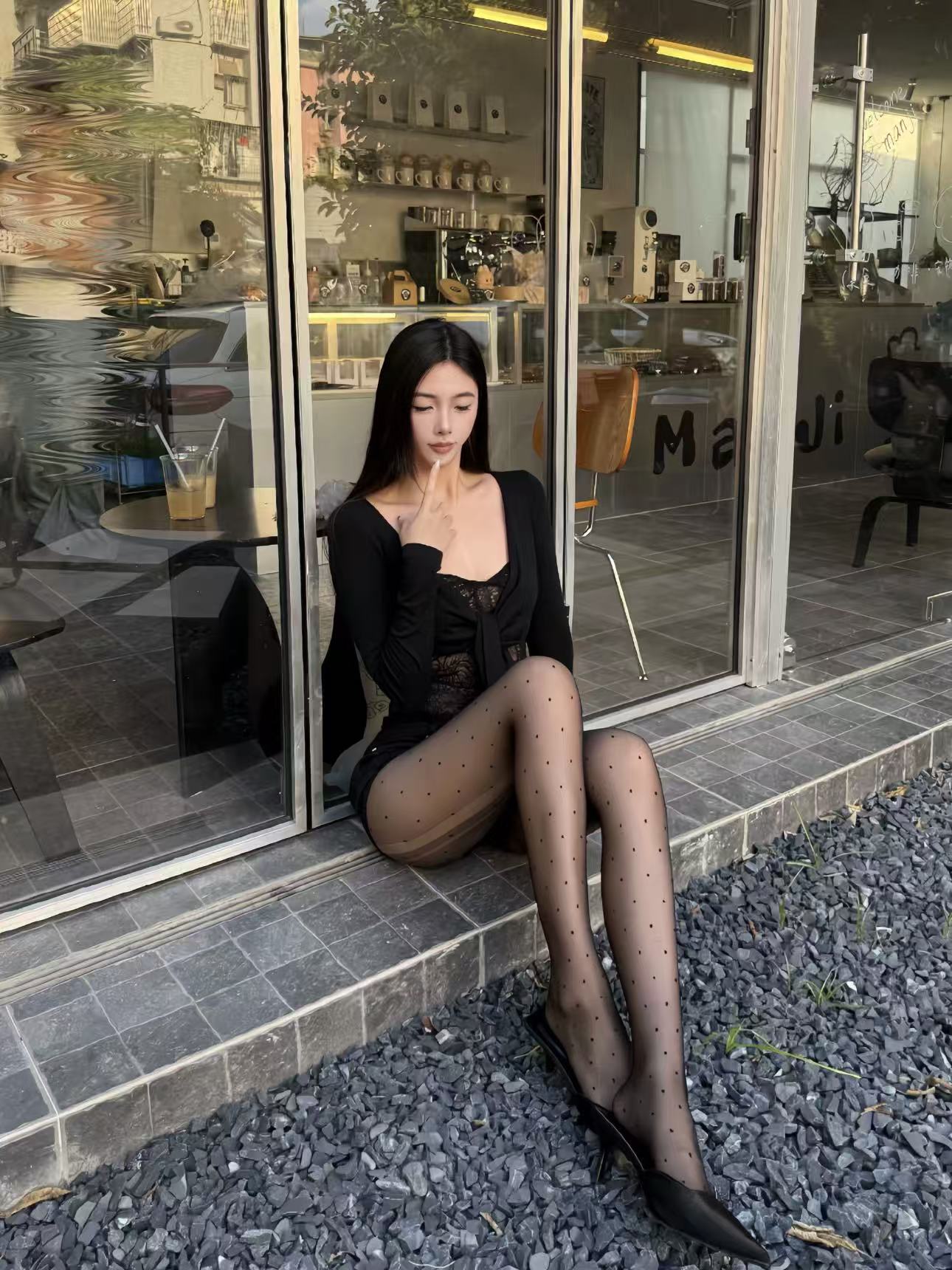 Jqwention Lace Two-in-One Knit Top — Black